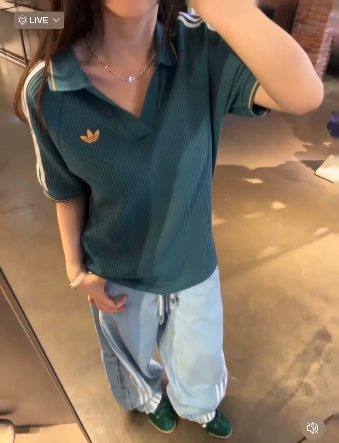 No watermark upper body renderings/chip version 𝟬𝟱𝟰𝟰𝟳# Exclusive real shot/difference between various stolen pictures and online version on the market [𝗔𝗱𝗶𝗱𝗮𝘀 Adidas clover chest embroidery for men and women Same Style𝗩 collar short sleeves] ✅Full set of 1:1 customized accessories ➕Customized three-label ➕𝗬𝘂𝗮𝗻 version hang tag ➕𝗹𝗼𝗴𝗼 packaging bag🔥 ➕Scan the tag to enter the official website. ✅Top Original version, ins Xiaohongshu Dewu Kuaishou and many bloggers wear it. ✅Adidas is a rare V-neck with no buttons, personalized setting and generous temperament, showing the elegance at a glance. ✅Three standards are customized with 270g waffle original Authentic custom-made imported fabrics for the watch, and the overall tailoring adopts three-dimensional structure tailoring! Ergonomically designed, more flexible when wearing! The cut is streamlined and streamlined, allowing you to move flexibly with your body! Integrates functionality, beauty and durability! Suitable for business, travel, leisure and many other occasions! ⭕The high version of the best products🐮is different from the junk products in the market🗯️The same picture but different prices means different versions. ❌Don’t be fooled by the same copywriters and pirated pictures from outside that mix and distribute high-luxury pictures at low prices. After comparing the quality, you will know where the gap is. Don’t lie. I don’t guarantee that my products are the cheapest, but I definitely guarantee that they are worth every penny of your hard-earned money! ‼ ️We don’t slash prices or lower prices, we supply products with care and only make high-end versions!!! Breasts Jimei must see the details of my home clearly, the pictures of my home are all real photos taken by the owner ❤️ Color: Green Size S-XXL
